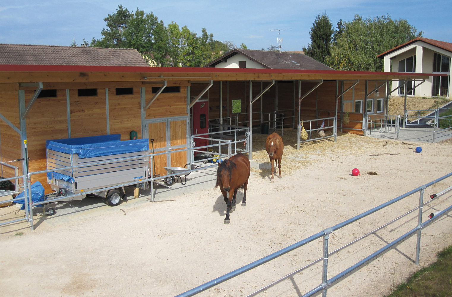 Laufstall für Pferde, mit Auslauf, Sattelkammer und Lager