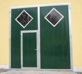 Tor mit Gehflügel und Rautenfenster