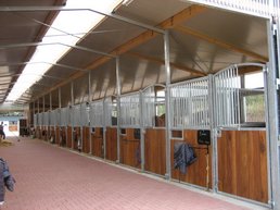 Firma Sulzberger Pferdeboxen Pferdeställe (Pferdeboxen Modell Venedig S und Venedig D)
