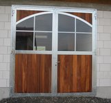 Drehtor mit Denya-Hartholz und Bogenfenster (Preis auf Anfrage)