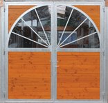 Drehtor mit Vollholz und Fenstern in Sonnenstrahl-Optik