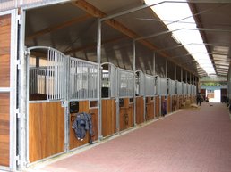 Firma Sulzberger Pferdeboxen Pferdeställe (Pferdeboxen Modell Venedig S und Venedig D)